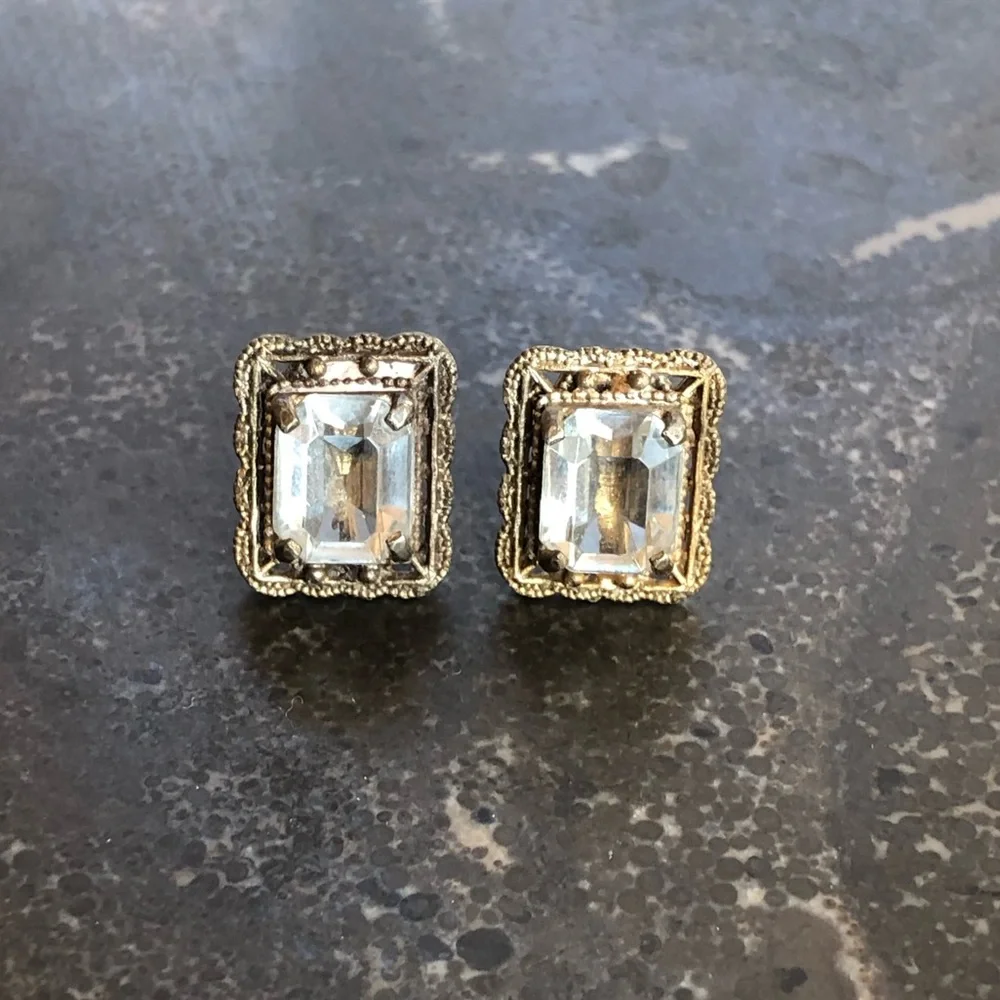 Vintage blue ice emerald-cut earrings set in rustic silver filigree - Picture 9 of 9